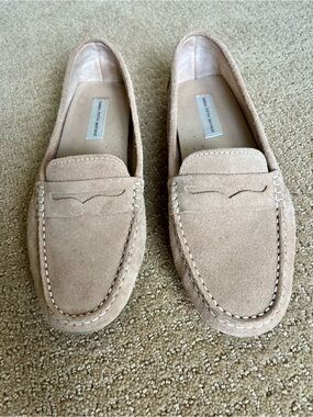 Saks Fifth Avenue Beige Suede Penny Loafer Driving Moc. NWOT. 8.5B